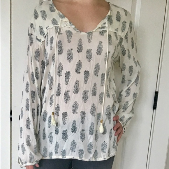 Summer blouse is size M/L - Picture 3 of 4